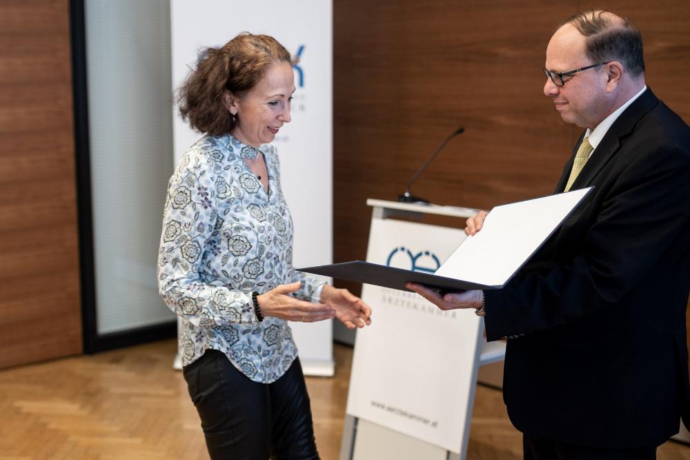 Verleihung der Urkunde an Mag. Elisa Vass