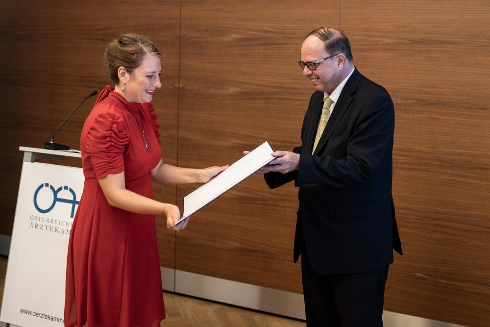 Verleihung der Urkunde an Mag. Tina Goebel