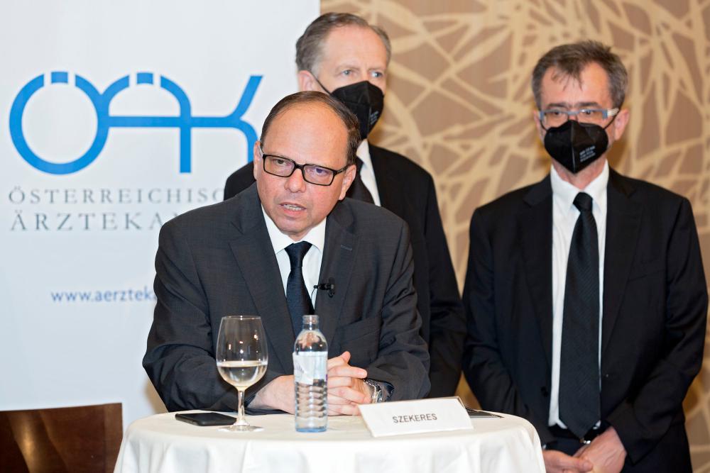 Präsident Szekeres bei der Pressekonferenz