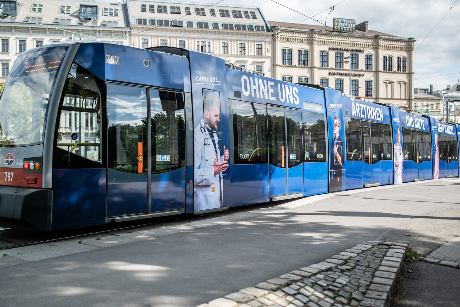 Diese Straßenbahn im Kampagnendesign wird in den kommenden Monaten in Wien unterwegs sein