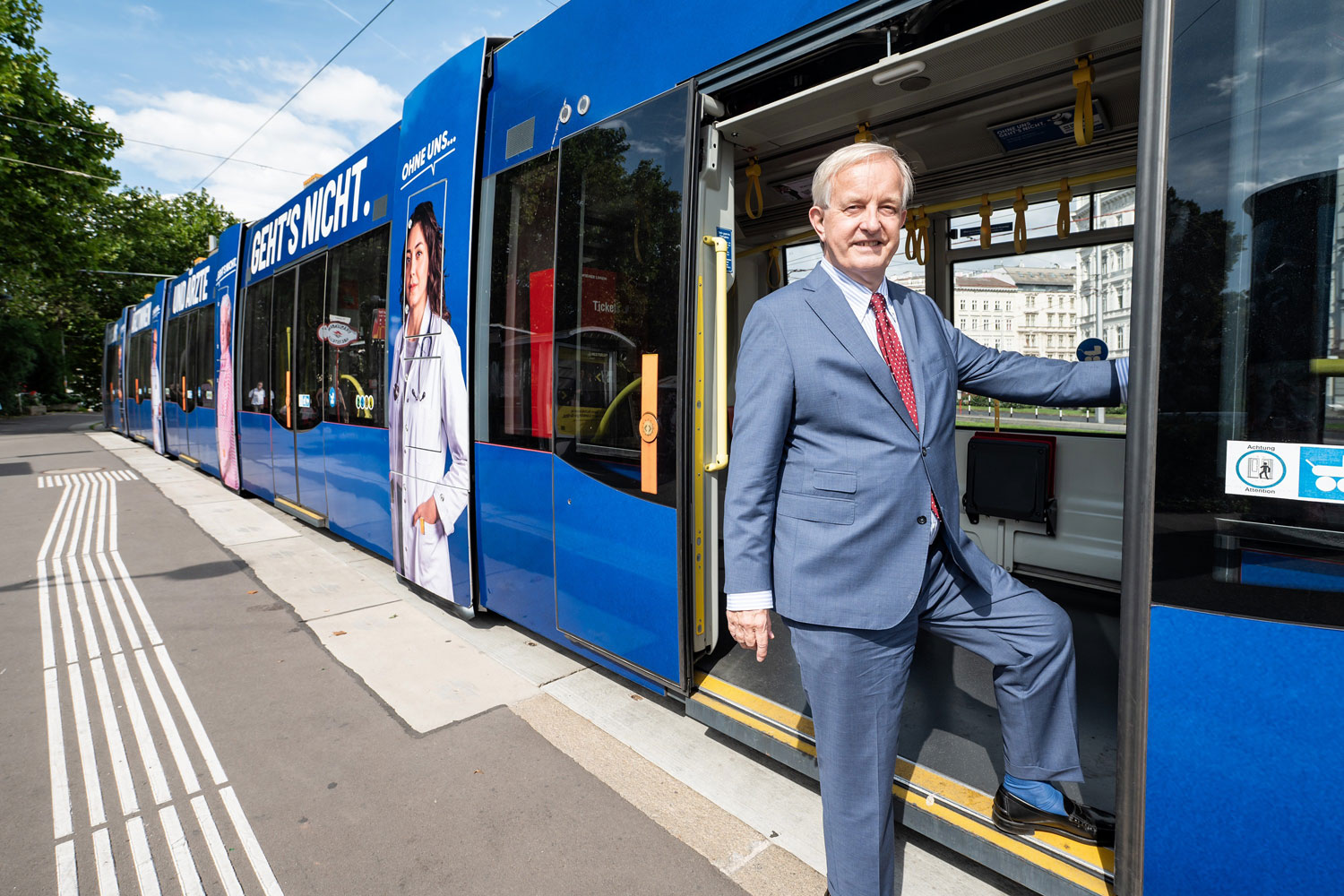 ÖÄK-Präsident Steinhart bei der Präsentation der gebrandeten Straßenbahn